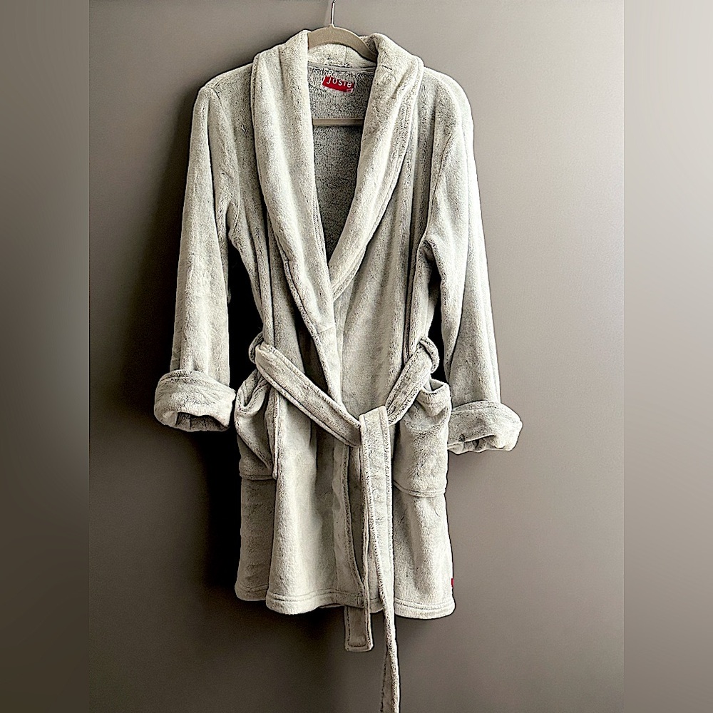 Josie short Plush Robe with patch pockets . Condition is